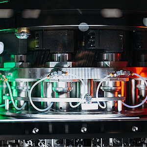 Dosenverschließmaschine in Italien Farben beleuchtet
